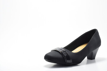Zapato negro de tacón. Zapato de mujer formal o para fiesta asilado en un fondo blanco, espacio para texto al lado izquierdo.