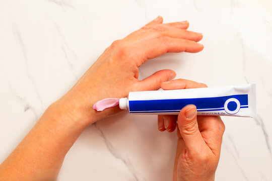 protección estacional de la piel. mujer aplicando crema hidratante en las manos.