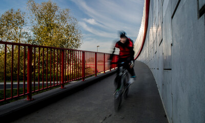 Miejska wycieczka rowerowa po ścieżce rowerowej w słoneczna jesienną pogodę - obrazy, fototapety, plakaty