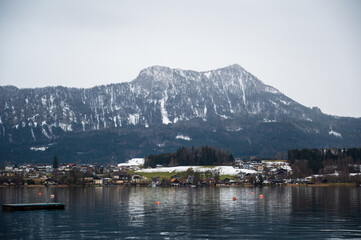 Fototapeta na wymiar Lake Mondsee and surrounding mountains