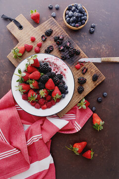 t&aacute;bua com frutas vermelhas e silvestres