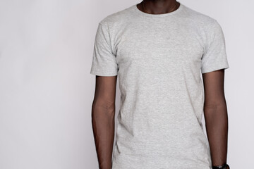 black model wearing a plain grey t-shirt