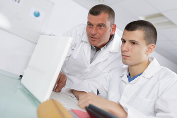 Obraz premium teacher watching student look in the computer