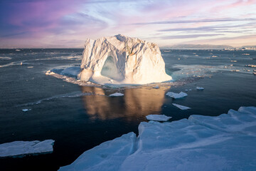 Fototapeta na wymiar Enormes icebergs al atardecer desde punto de vista aéreo