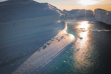 Enormes icebergs al atardecer desde punto de vista aéreo