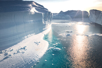 Enormes icebergs al atardecer desde punto de vista aéreo © Néstor Rodan