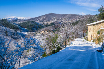 France, Ardèche (07), hameau dans le parc naturel régional des monts d'Ardèche sous la neige.