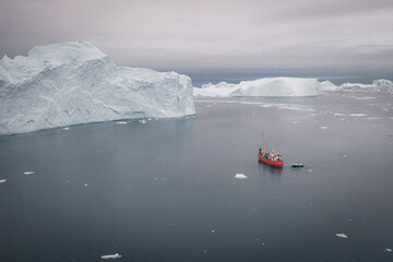 barco cerca de iceberg desde punto de vista aéreo