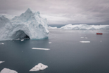 barco cerca de iceberg desde punto de vista aéreo