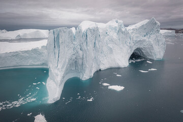 enormes icebergs de formas caprichosas flotando sobre el mar desde punto de vista aéreo