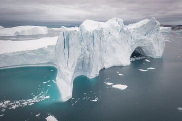 enormes icebergs de formas caprichosas flotando sobre el mar desde punto de vista aéreo