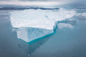 Enormes icebergs flotando en el mar desde punto de vista aéreo.