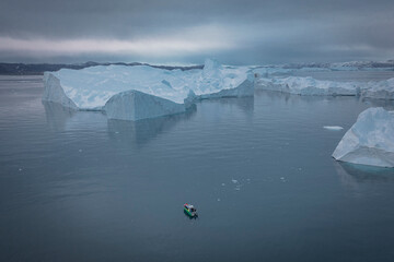 Enormes icebergs flotando en el mar desde punto de vista aéreo.