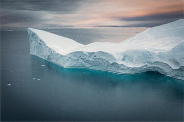 Fototapeta na wymiar Enormes icebergs flotando en el mar desde punto de vista aéreo.