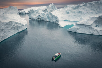 Enormes icebergs flotando en el mar desde punto de vista aéreo. - obrazy, fototapety, plakaty