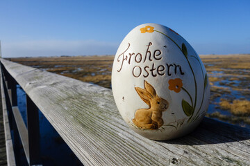 Osterei auf Strandbrücke
