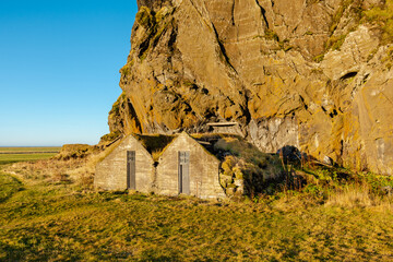 früh am Morgen beim Sonnenaufgang an den Ureinwohner Häuser von Island Drangurinn í Drangshlíð...