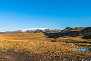früh am Morgen beim Sonnenaufgang an den Ureinwohner Häuser von Island Drangurinn í Drangshlíð 2