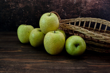 木材背景の黄色の林檎