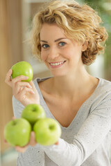 Fototapeta na wymiar young woman holding green apples
