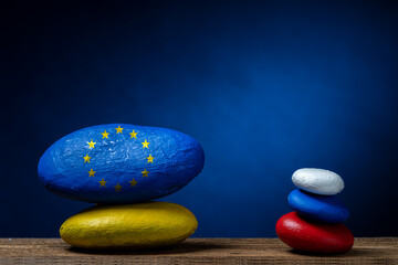 Des galets en équilibre aux couleurs de l'Ukraine et de la Russie avec les étoiles de l'Europe 