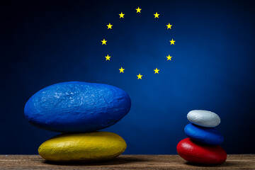 Des pierrres en équilibre aux couleurs de l'Ukraine et de la Russie avec les étoiles de l'Europe...