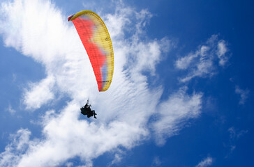 Volando en parapente en las montañas de la Colinia Tovar, estado Aragua, Venezuela