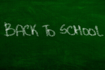 Obraz premium Back to School sign on greenboard written with chalk handwritten sign 