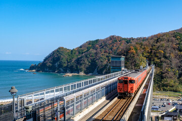 餘部駅に到着する電車