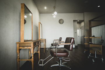 美容室　鏡　作業