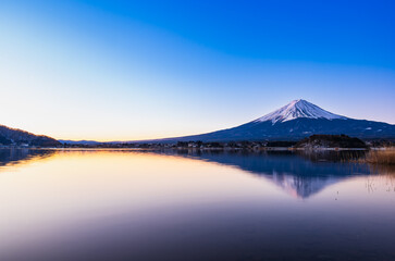 河口湖から眺める朝焼けの富士山　冬景