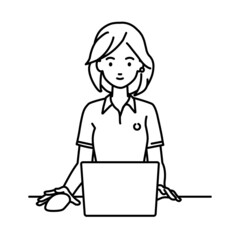 デスクで座ってPCを使っているポロシャツの女性