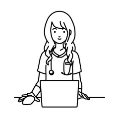 デスクで座ってPCを使っている看護師の女性