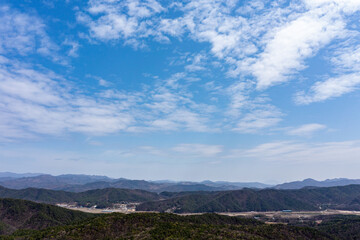 파란 하늘과 산이 있는 풍경