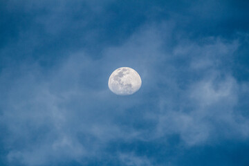 Luna en cielo claro