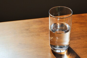 テーブルに置かれた水の入ったコップ