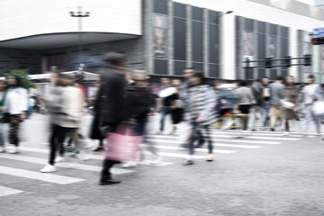 Obraz premium City crosswalk lines and blurred crowd