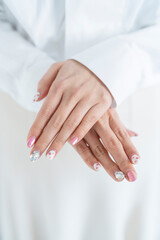 マニキュアをした女性の手