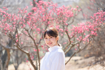 梅の花と女性