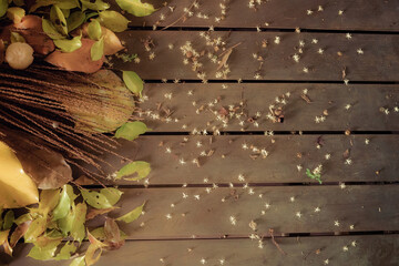 folhas de outono sobre um deck