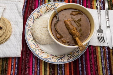 Pepian guatemalteco de gallo, comida típica guatemalteca.