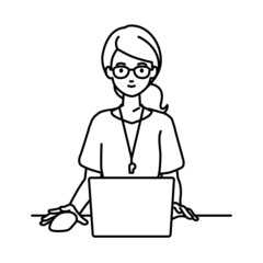 デスクで座ってPCを使っている教師の女性