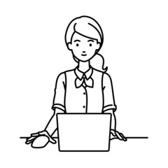デスクで座ってPCを使っている事務員制服の女性