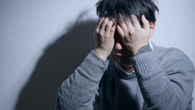 60p　落ち込むミドル男性