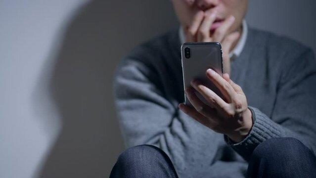 60p　スマホを操作するミドル男性