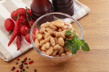 Whinte canned kidney beans in the bowl