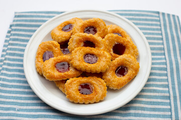 Puff pastry cookies filled with jam