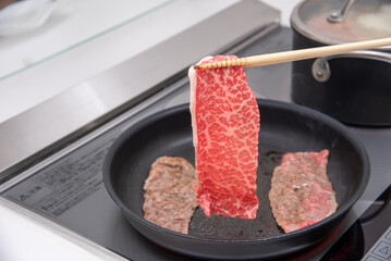 IHのフライパンで牛肉を焼く