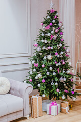 Obraz premium Christmas home decor. Christmas tree in purple tones with lanterns.