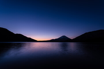 本栖湖で見る朝焼けの富士山